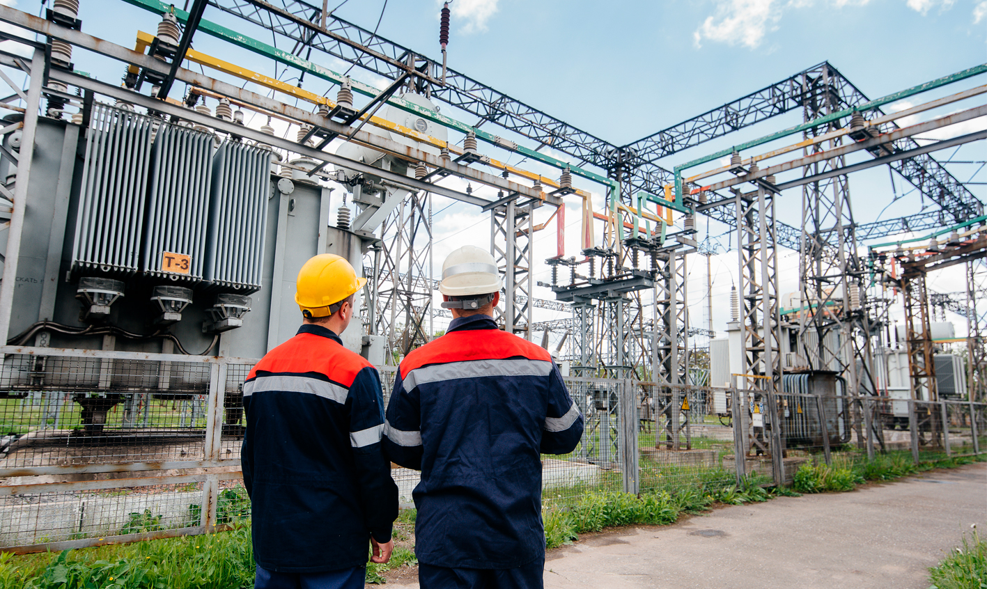 Ingenieros eléctricos en terreno